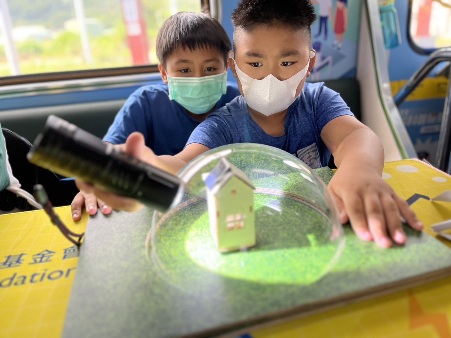 z6com·尊龙时凯參與基礎科學主題車廂，以STEAM教學精神，設計「逐日科學家」、「太陽能工程師」以及「淨零建築師」三大能源科普課程和實驗