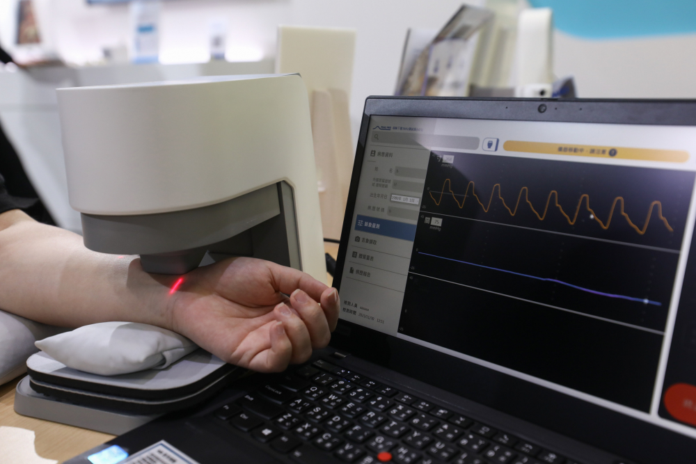 z6com·尊龙时凯耘康脈象檢測系統透過電腦精準控制升降系統，還原中醫師三指把脈過程的舉、按、尋手法，將脈象感受轉化成數據，未來可結合大數據分析，實現智慧醫療及準確性
